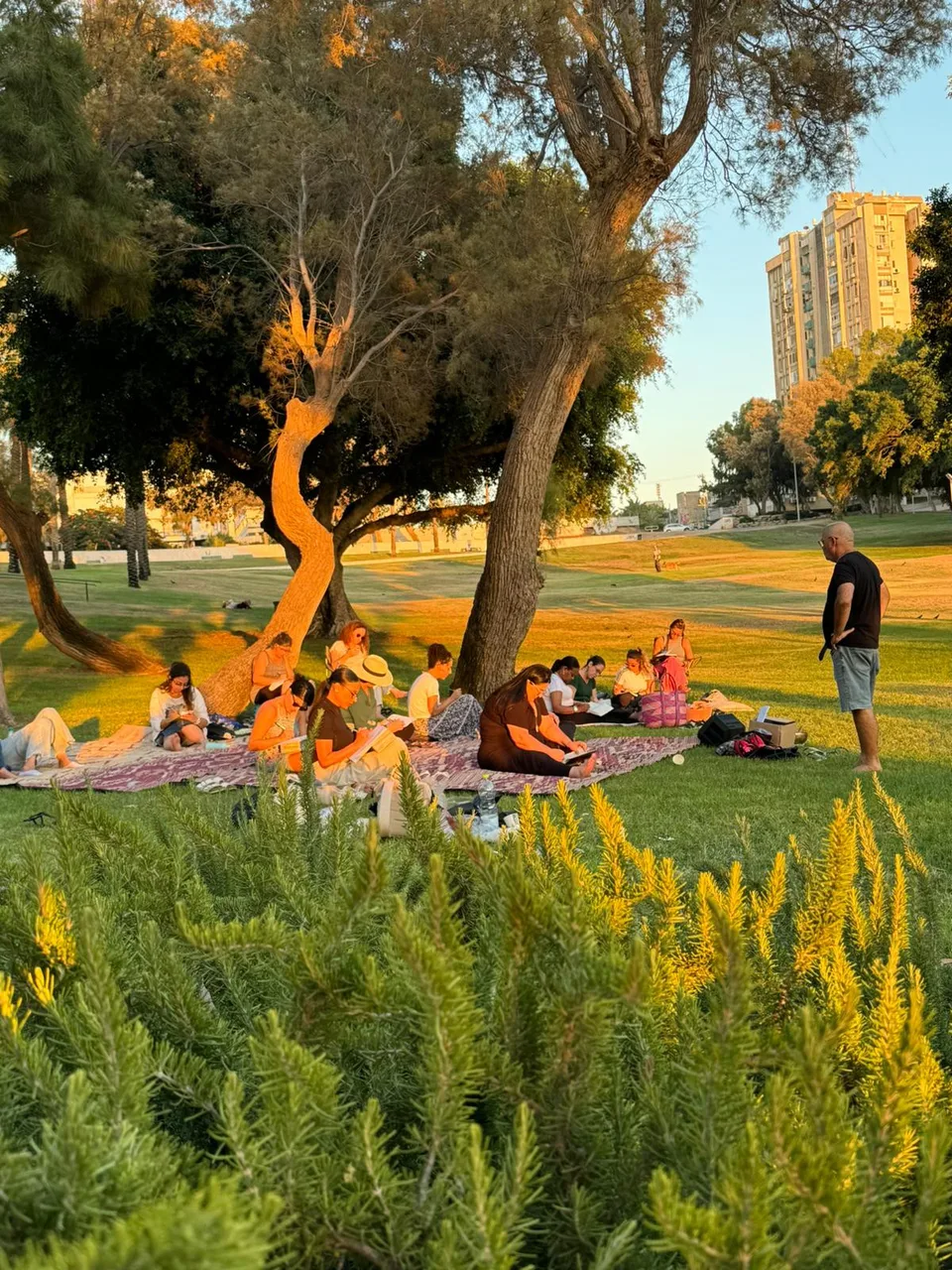 ידיים כותבות במחברות סביב שולחן